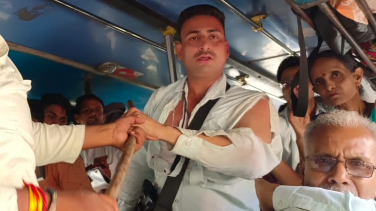 Family members beat up the conductor of roadways bus for misbehaving with girl in Bareilly