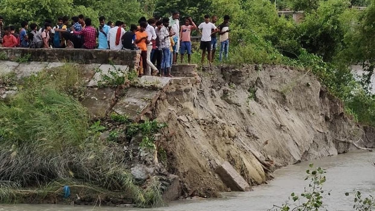 Bihar News: Dam of Tirhut canal broke in Muzaffarpur, flood water started entering the village