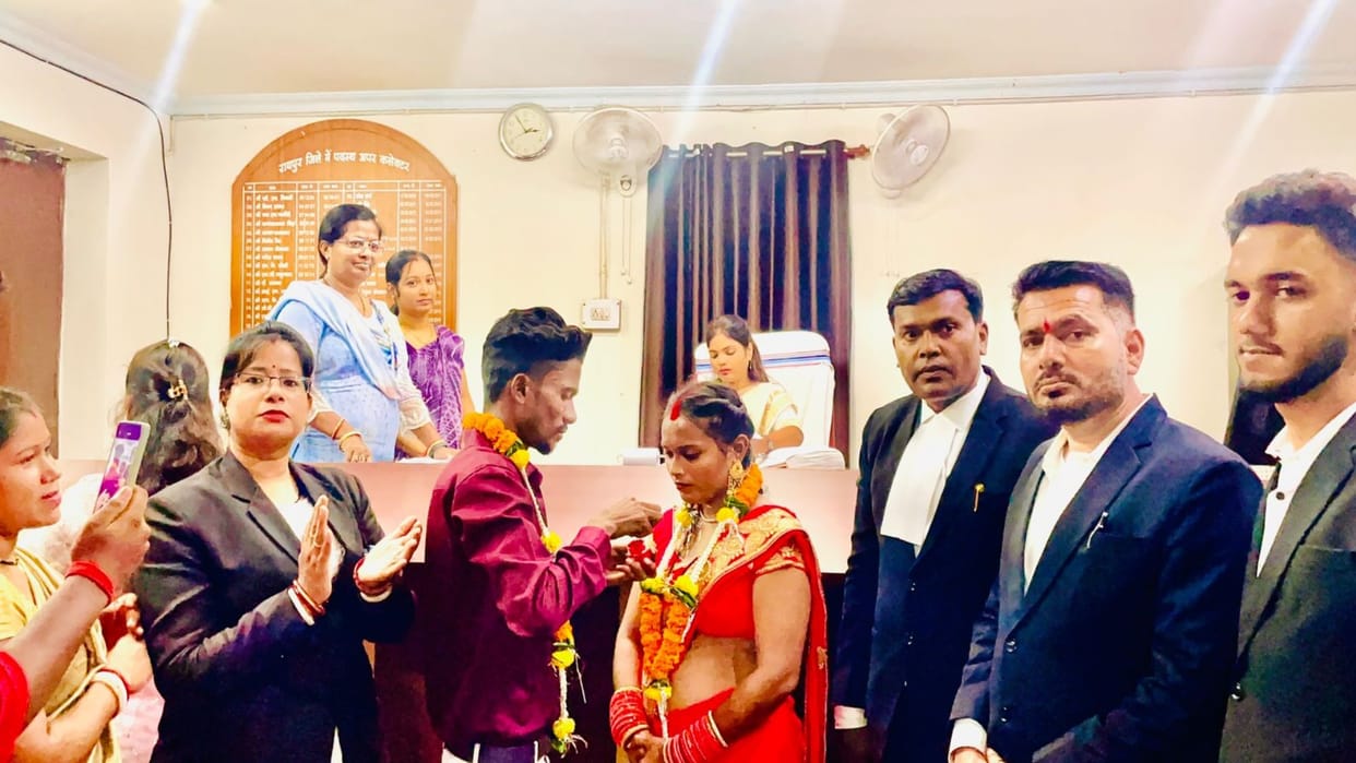 CG: eight couples court marriage in raipur court, Bhagwanu said- Court marriage is easy