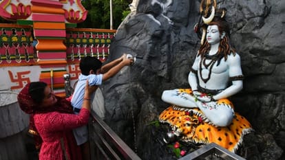 भोलेनाथ की पूजा करता बच्चा।