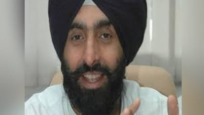 Chandigarh: अकाली दल का पूर्व विधायक गिरफ्तार, सेक्टर आठ की मार्केट में सरेआम पिस्टल लहराई थी Chandigarh police arrest former Akali Dal MLA Jasmeet Singh Banni for brandishing pistol in market