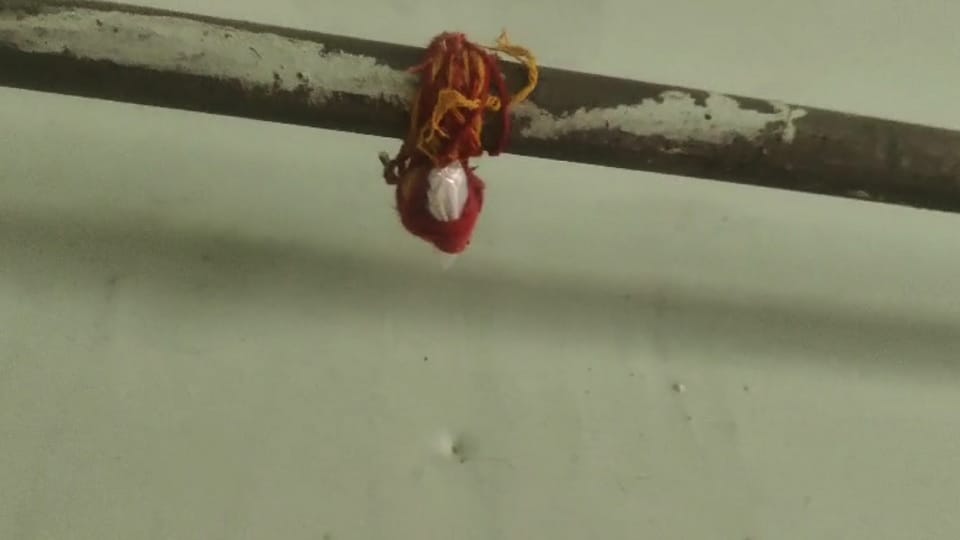 CMHO ने दफ्तर में बंधवाया ताबीज