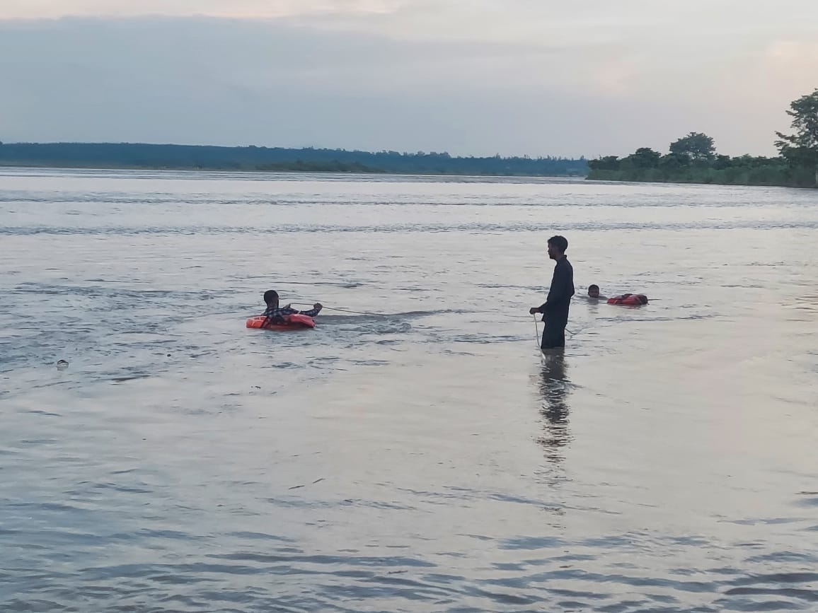 Roorkee News Two children drown in Ganga villageer rescued one search for other continues