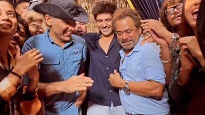 Bhool Bhulaiyaa 3 Kartik Aaryan Anees Bazmee tripti dimri Cut Cake With Crew Members during Film Wrap up