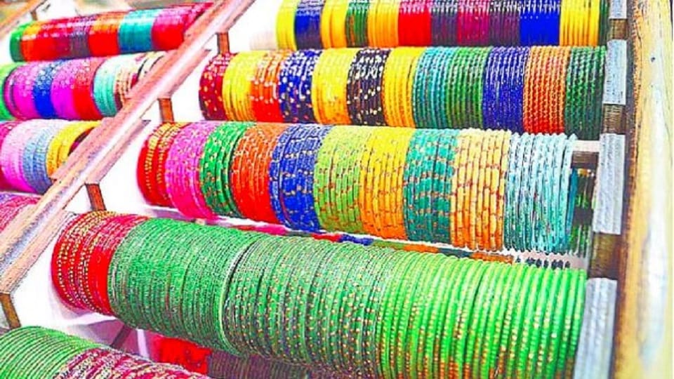 festive season broke the silence of the glass bangle market firozabad