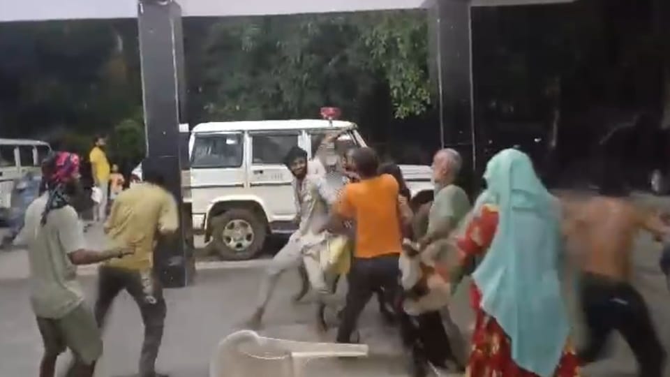Three groups attacked each other in Hansi Government Hospital