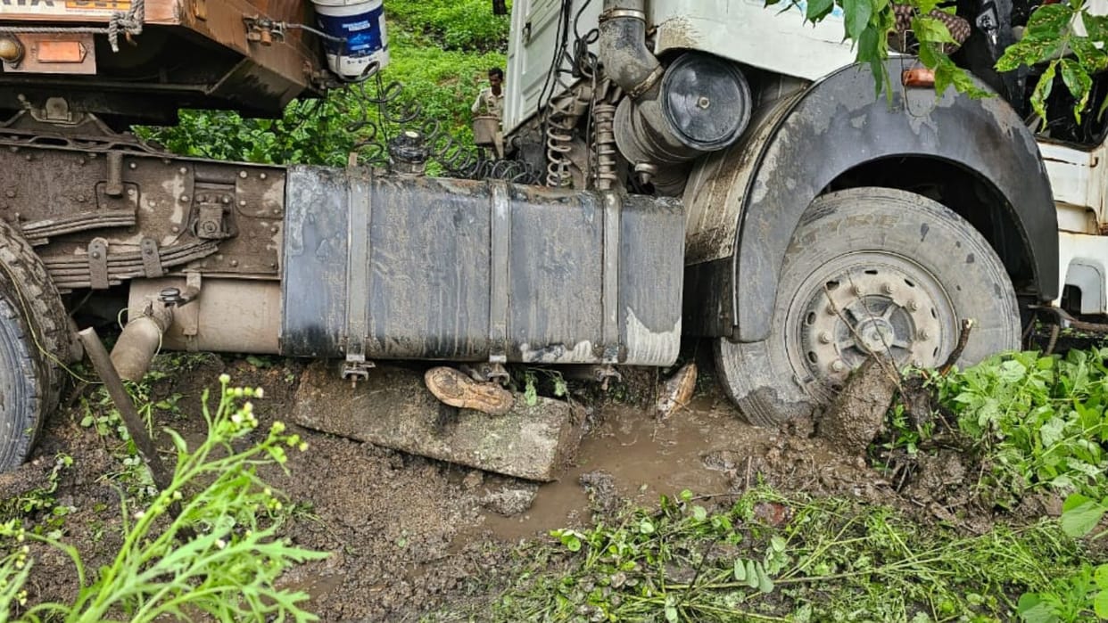 Trailer overturned ditch along with bike in sonbhadra two youths died chaos family
