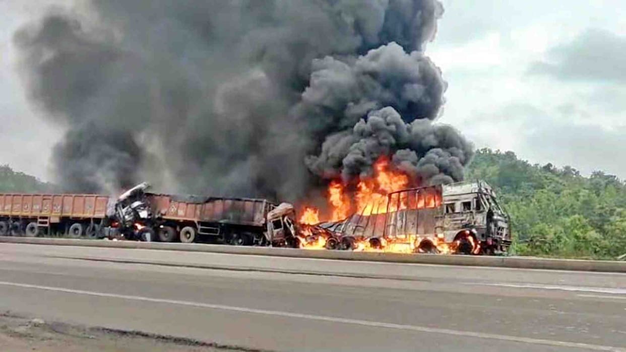 Dhar News: Three vehicles caught fire after collision at Ganpati Ghat, three injured
