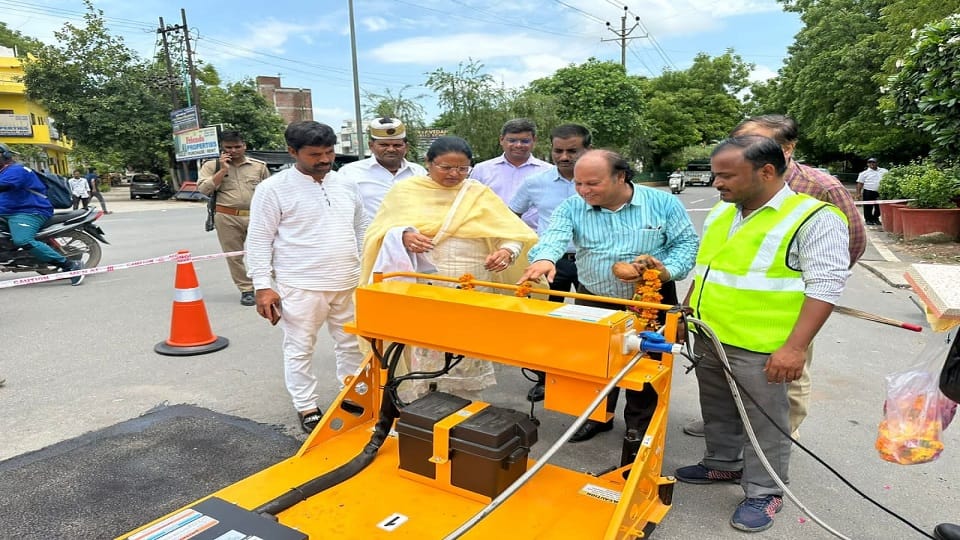 Portable machine will fill potholes instantly its trial took place for the first time in Agra