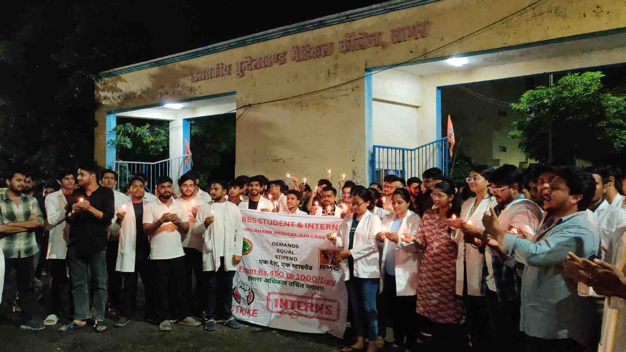 Sagar News: Fifth day of strike by intern doctors of Bundelkhand Medical College