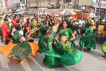 two lakh Shiva devotees performed Jalabhishek on Guru Pradosh in kashi Shiva's city turned saffron