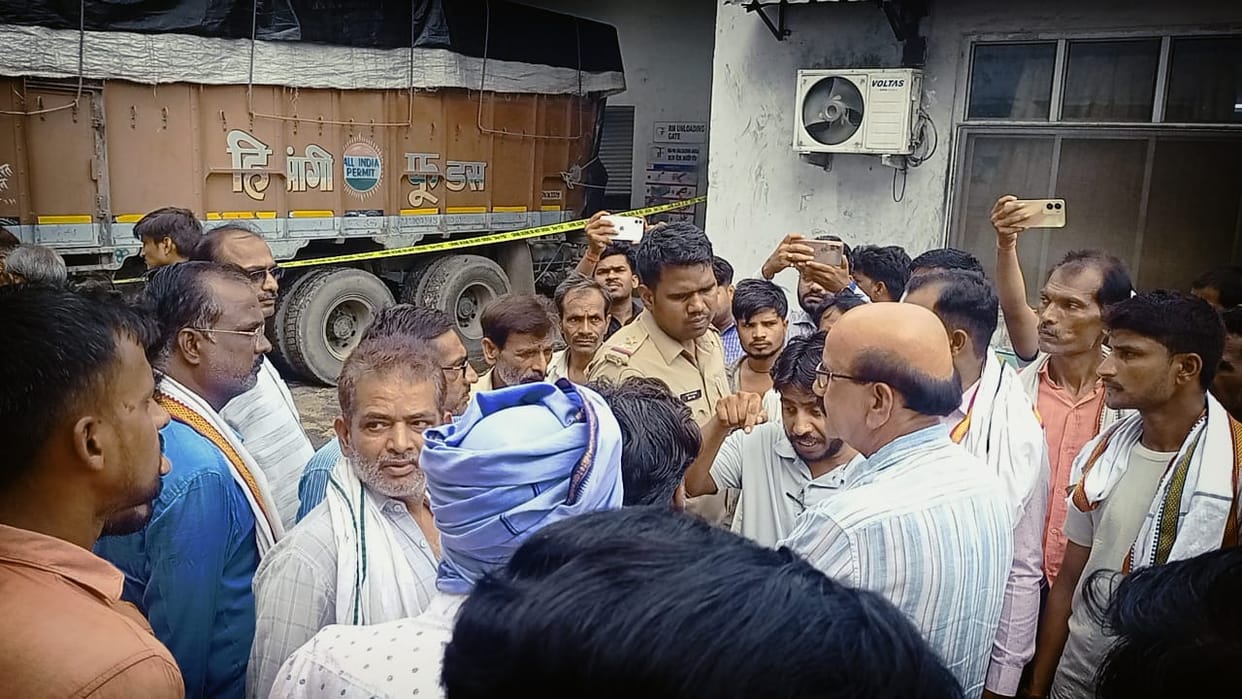 Fatehpur Accident, Truck driver ran over security guard, family members chased away the broker