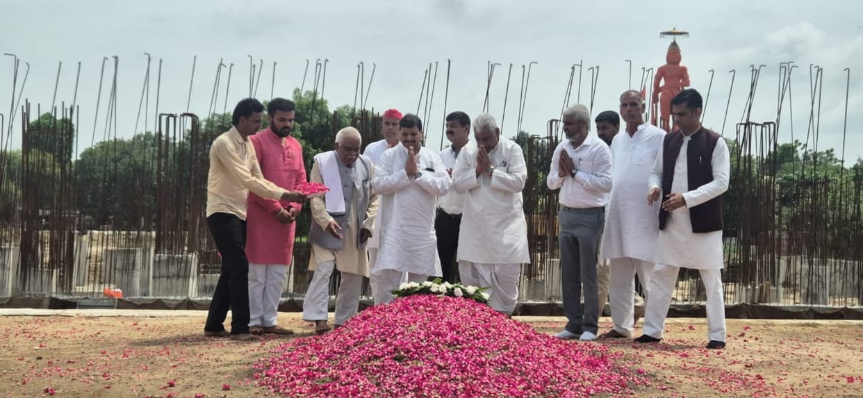 Big statement by Mata Prasad Pandey, said  government wants to give Nazul land to capitalists