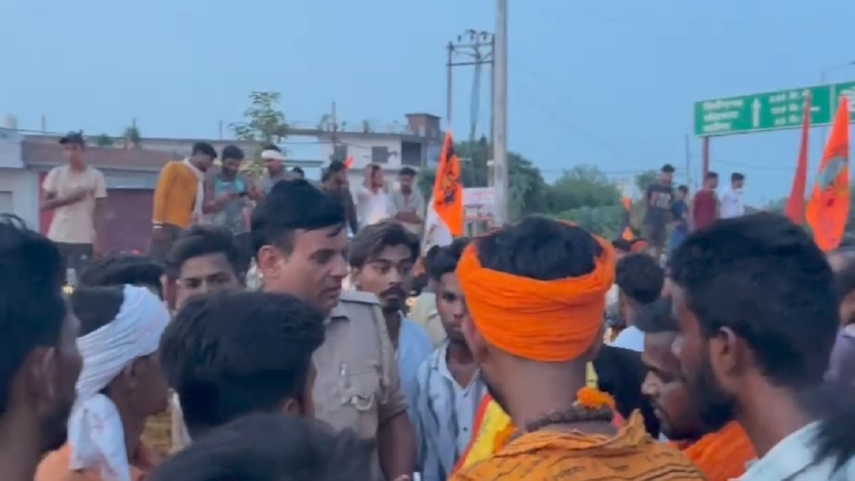 Kanwariyas created ruckus by blocking the road in Bareilly