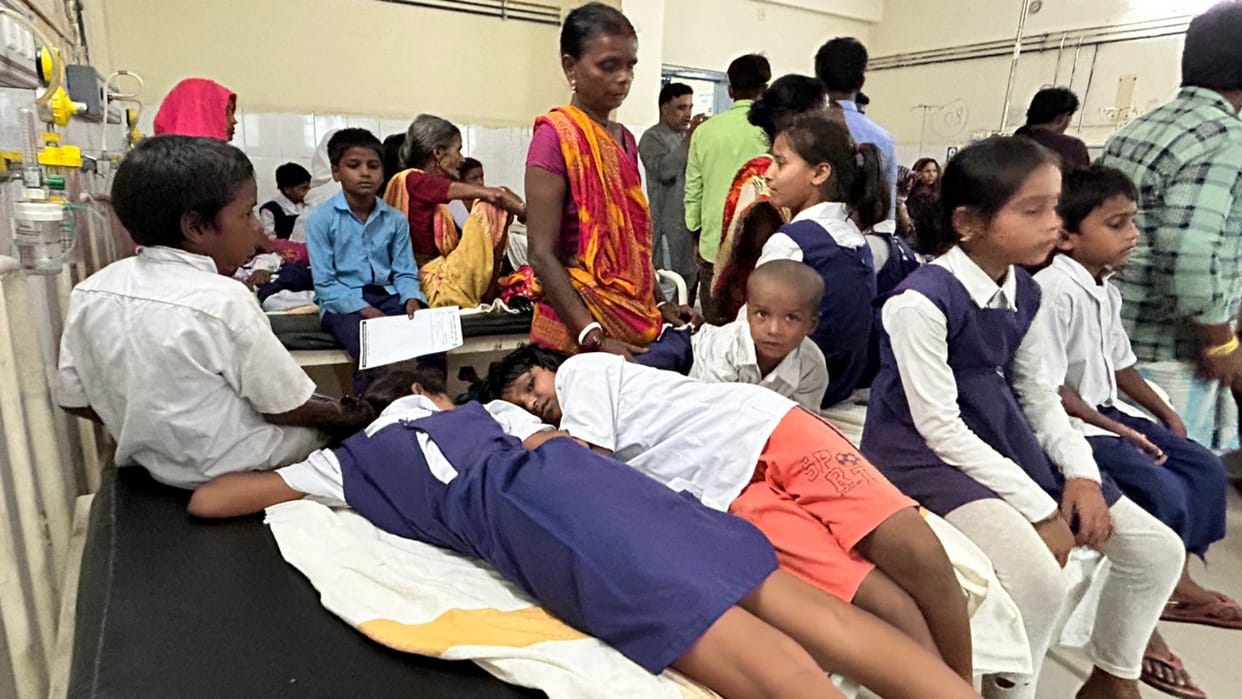 Kishanganj: 35 children fell ill after eating mid day meal, SDM and other officials reached hospital