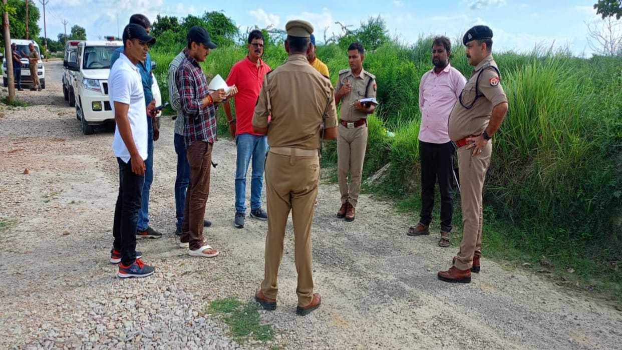 Miscreants took away one lakh rupees by pushing the collection agent of the finance company, police engaged in