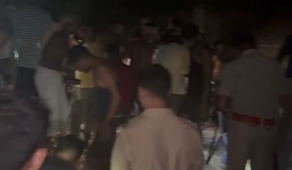 UP: एटा में मकान में सोए परिवार के चार सदस्यों की दबने से मौत, दादी से लिपटी मिली बच्ची; दृश्य देख कांप गए लोग Four members of the same family died Sleeping In House Buried