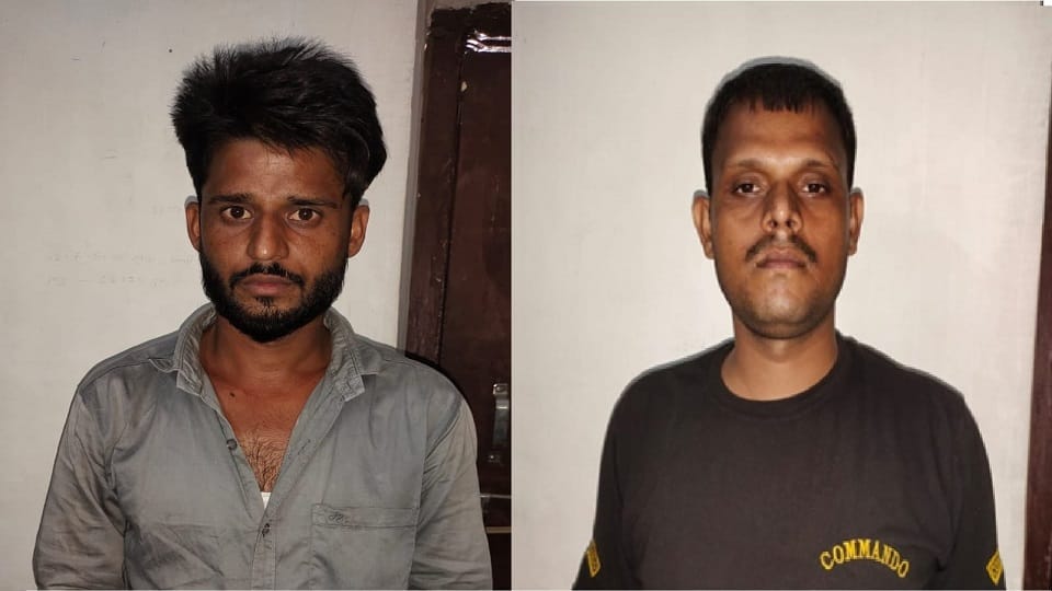 pretending to get Agniveer made STF arrested two thugs