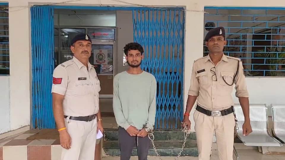 पुलिस की गिरफ्त में आरोपी