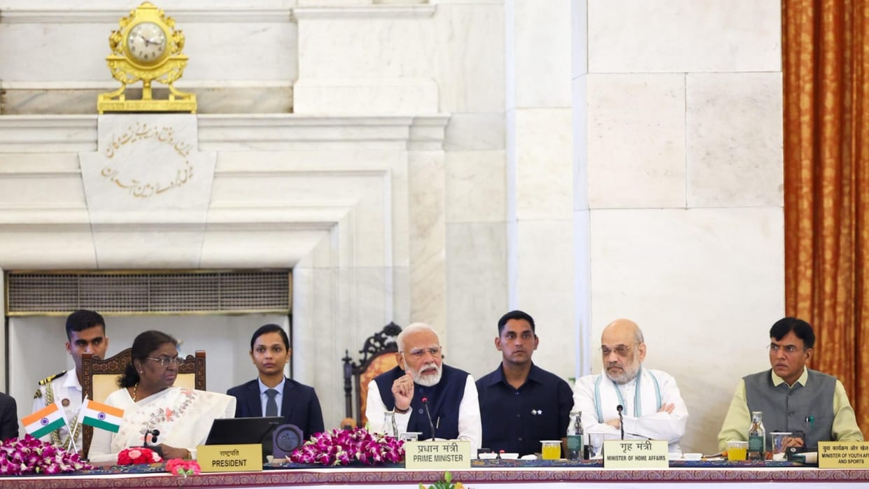 PM urges governors to be an effective bridge between Centre-state