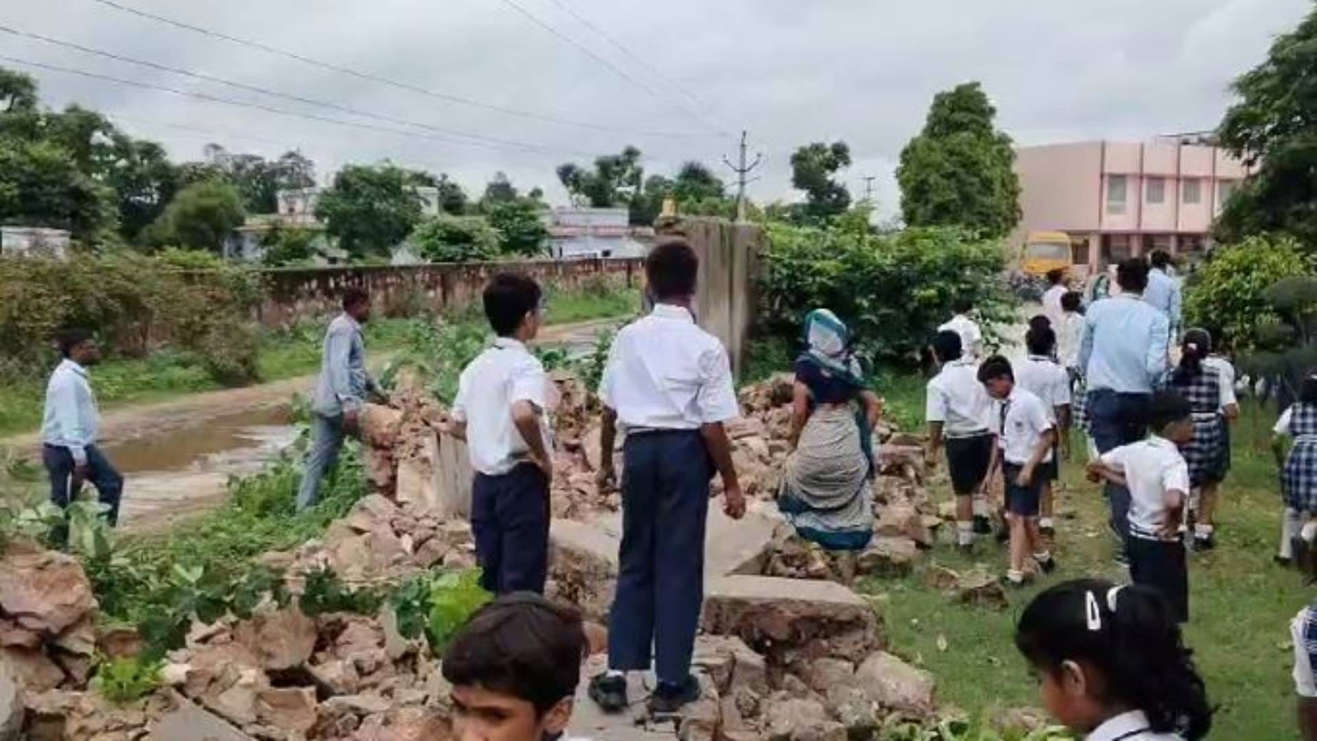 स्कूली बच्चों ने जेसीबी पर किया पथराव