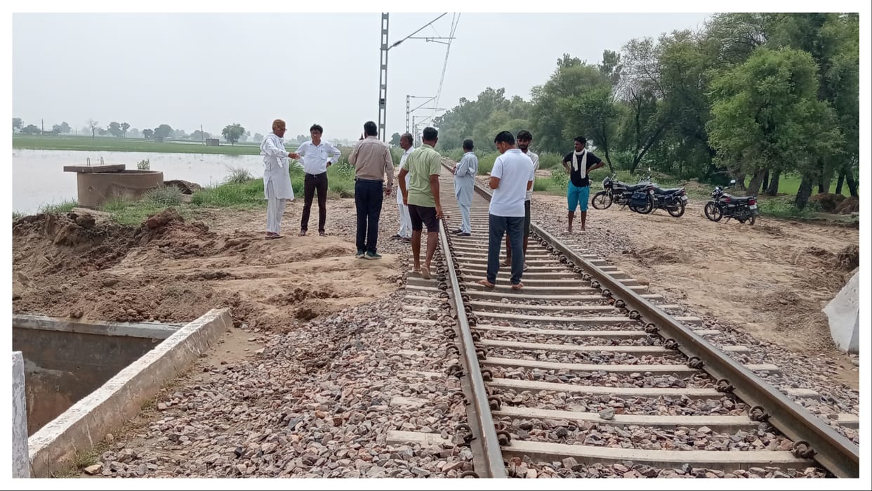Haryana: Farmers averted an accident by stopping the train