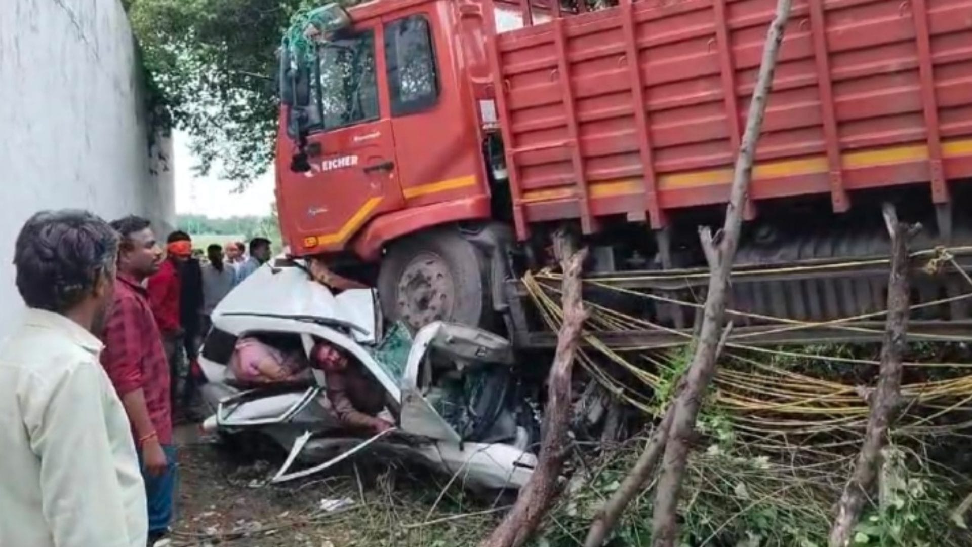 MP News: Five people of the same family died in the collision between car and mini truck