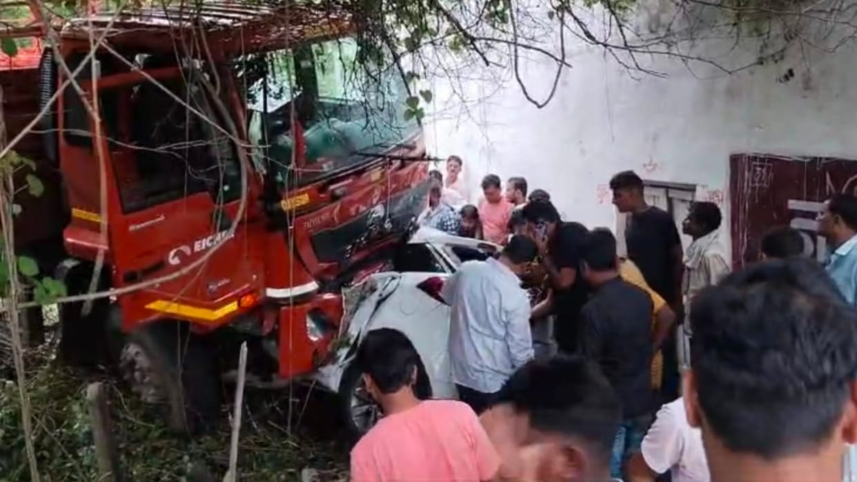 MP News: Five people of the same family died in the collision between car and mini truck