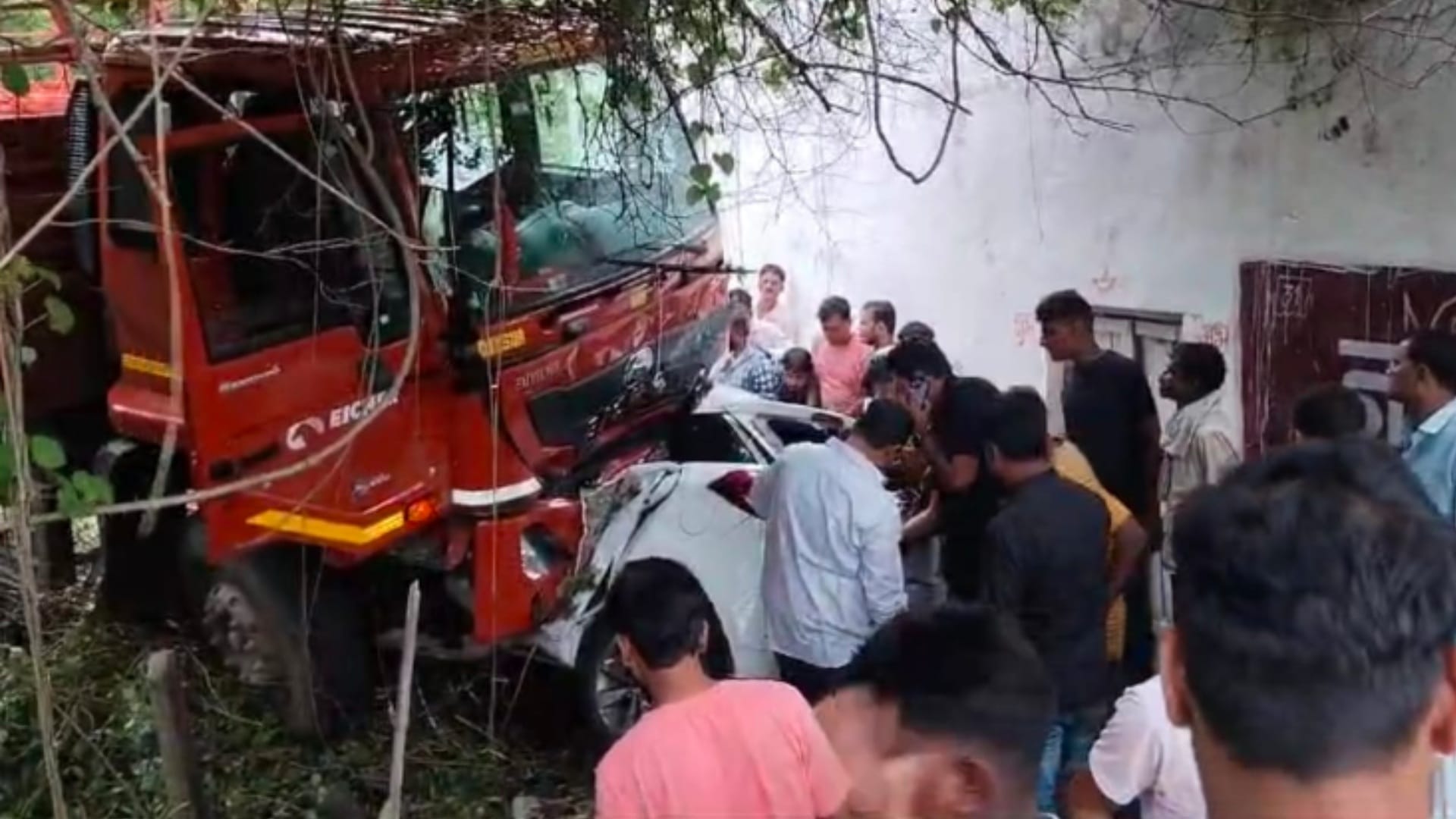 सागर में सड़क हादसे में पांच लोगों की मौत हो गई।