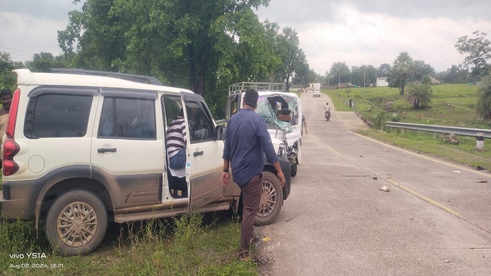 One dead and two injured in a road accident police admitted the injured to hospital in Sukma