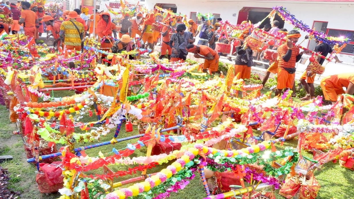 devotees performed Jalabhishek of Lord Shiva on Sawan Shivratri in Budaun