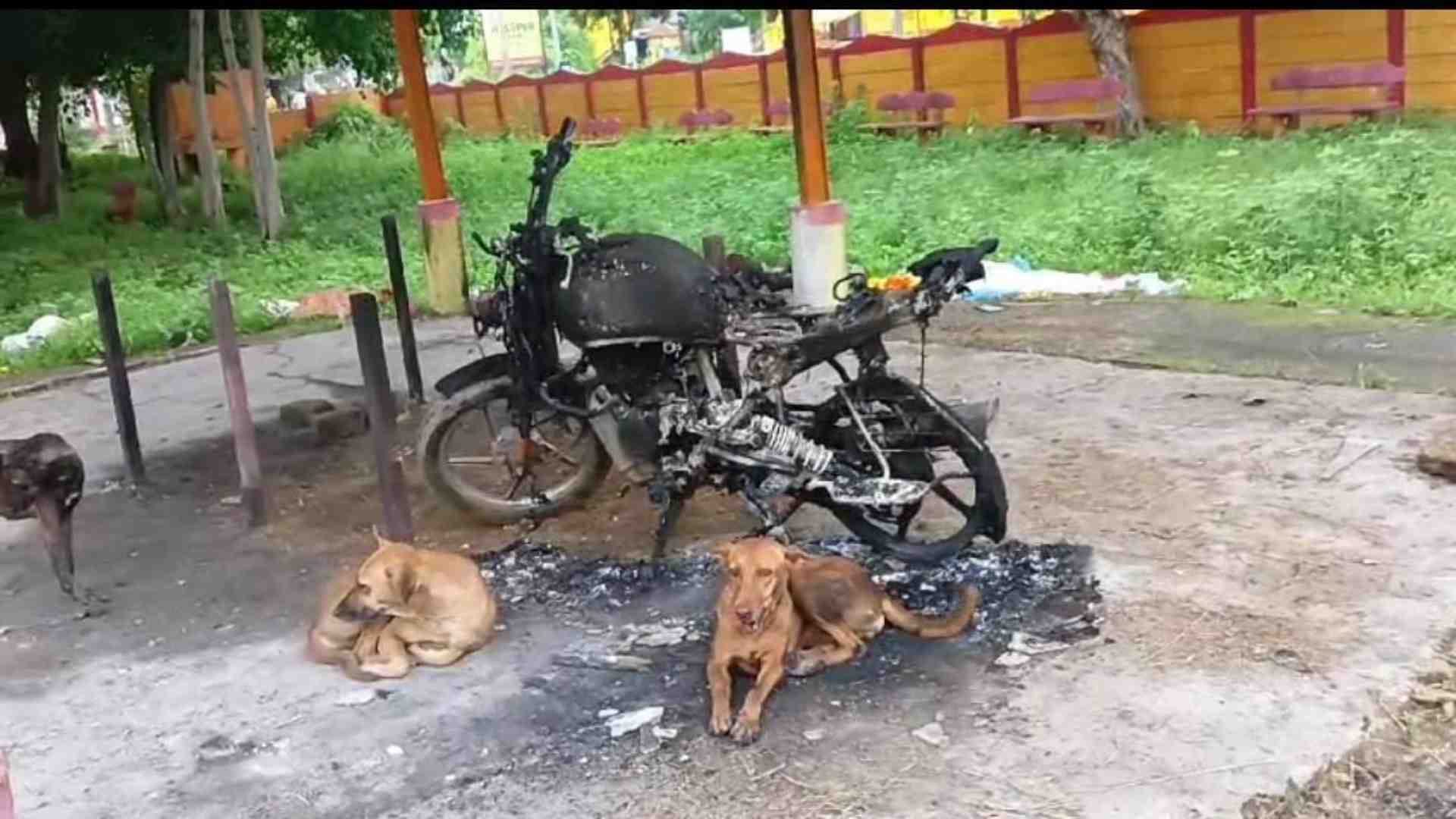 श्मशान में जली हुई बाइक।