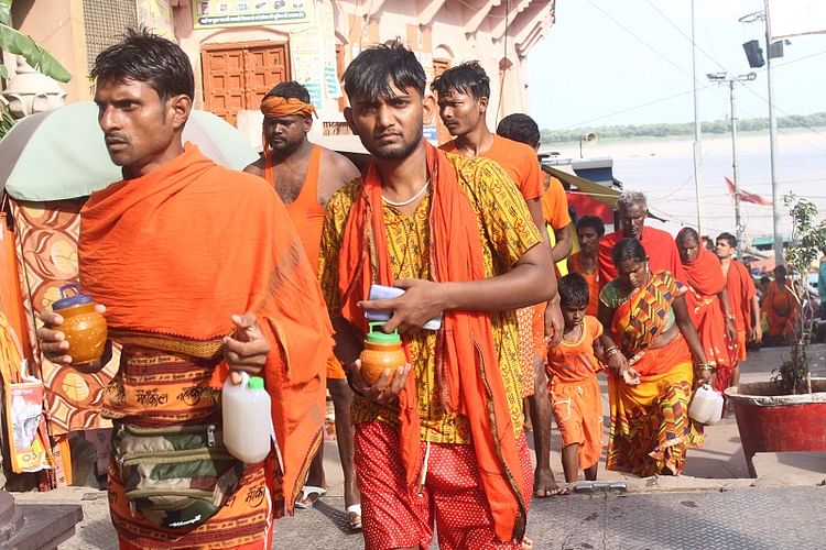 Sawan 2024: गुरु प्रदोष पर दो लाख से अधिक शिवभक्तों ने किया जलाभिषेक, केसरियामय हुई शिव की नगरी