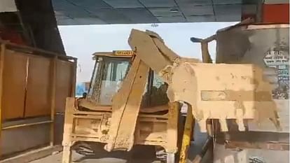 Farmers broke toll plaza in bathinda Building demolished with JCB farmers said it was illegal