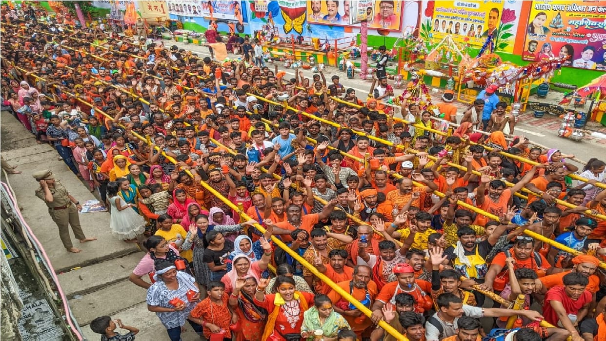 Crowd of devotees gathered for Jalabhishek in Dudheshwar Nath temple of Ghaziabad