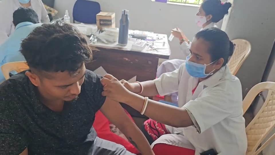 वैक्सीन लगाती नर्स