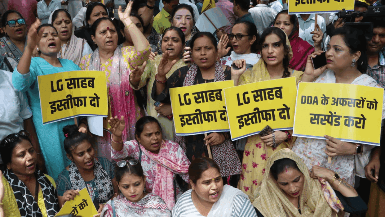 AAP protests against Delhi Lieutenant Governor over death of mother and son in Ghazipur