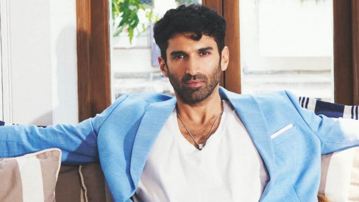 Metro In Dino Actor Aditya Roy Kapoor Female Fans Reaction Viral
