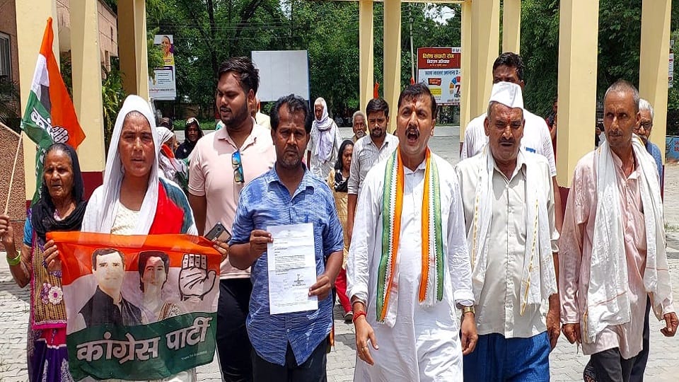 Congressmen protest against unannounced power cuts