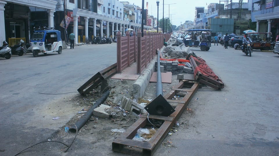 Moradabad: Budh Bazaar... Complete underground electricity work before 15th, parking arrangements made