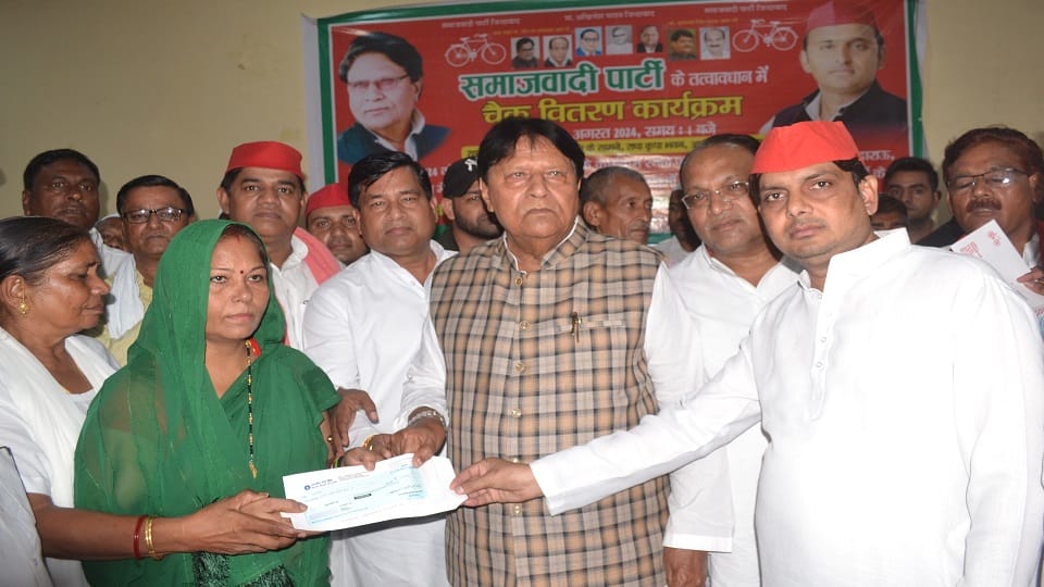 SP gave checks of Rs 1 lakh each to the dependents of 24 deceased in Hathras accident