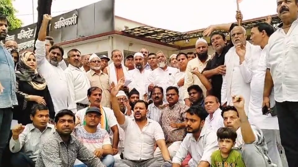 Moradabad: Congress workers protest against power cuts, said - industries and crops are getting affected