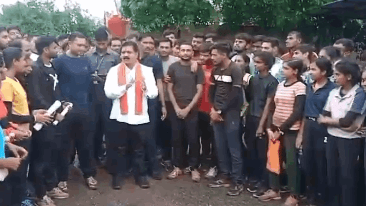 Youth submitted a memorandum to Deputy CM Vijay Sharma on no recruitment in Chhattisgarh Police for six years