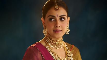 Genelia d’souza saves her while sitting in car see video and gives suggestions to driver