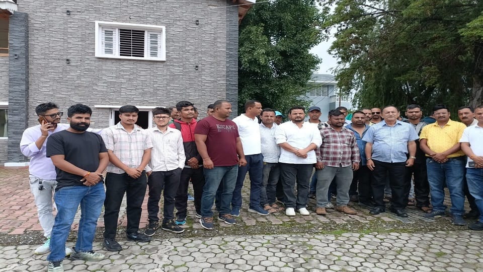 Protest by Congressmen in the Collectorate in pithoragarh