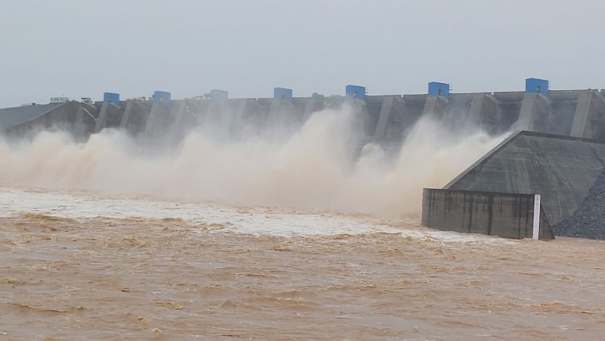 Weather havoc in sonbhadra Kanhar dam water level increased three meters six hours all gates opened