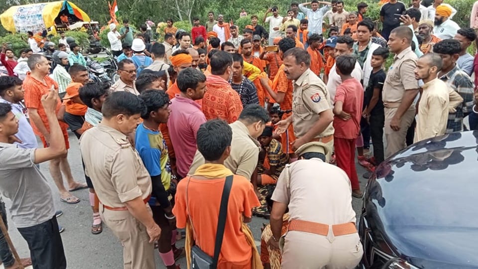 Moradabad: Mini bus hits Kanwariyas... three youths injured, angry people block the road