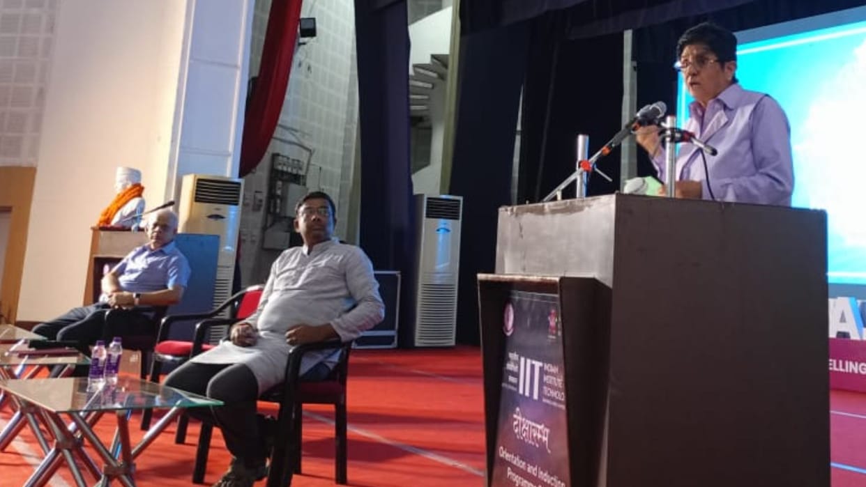 first woman IPS of india Kiran Bedi gave advice youth in bhu varanasi students gathered orientation program