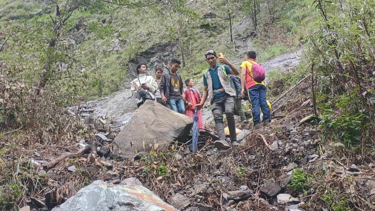 Kedarnath rescue Soldiers bringing people down from a steep cliff with the help of a rope Watch Photos