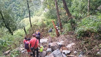 Kedarnath rescue Soldiers bringing people down from a steep cliff with the help of a rope Watch Photos